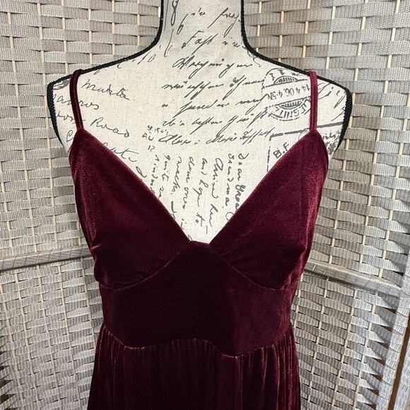 Lulus UNREAL CHARMER PLEATED DRESS Size L Burgundy Velvet Spaghetti Strap NEW - Picture 4 of 11